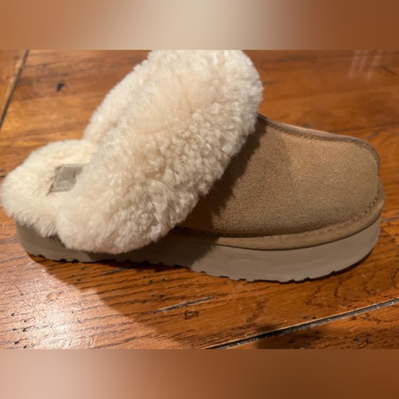 Women’s size 6 UGGS - Picture 4 of 6